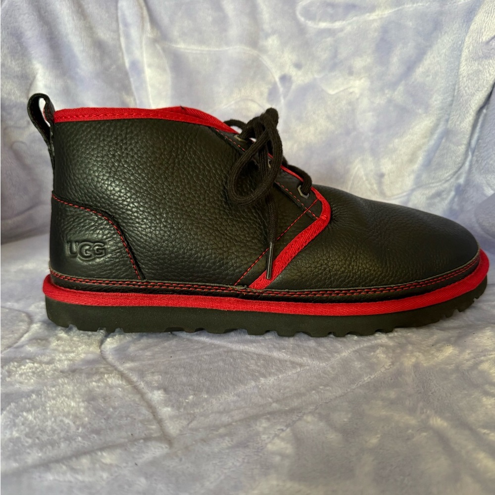 UGG Neumel pebbles leather lace-up boots - black red mens 9 SN 1133777 like new